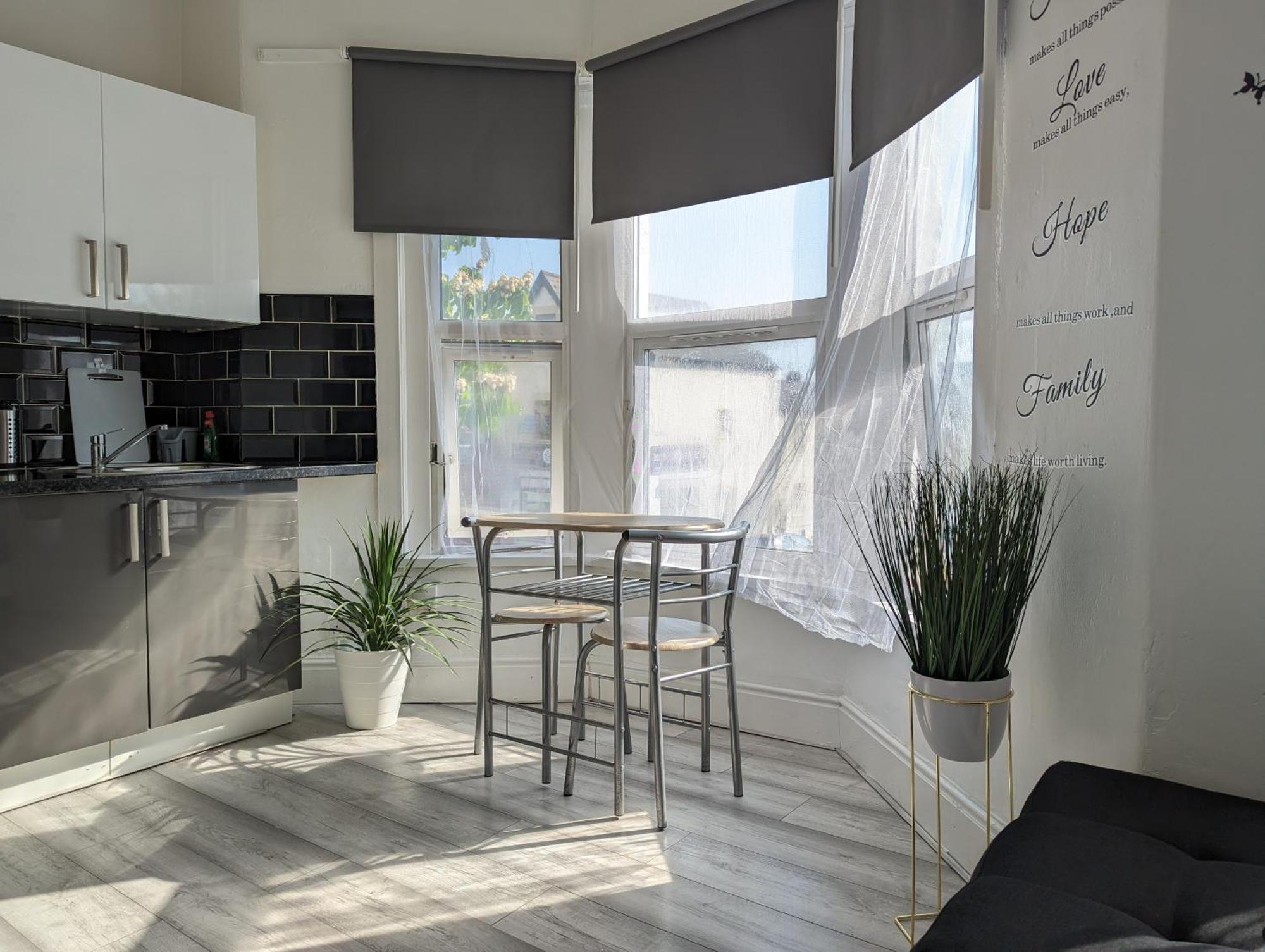 Inner-City Apartments - Basic Amenites Кардиф Екстериор снимка