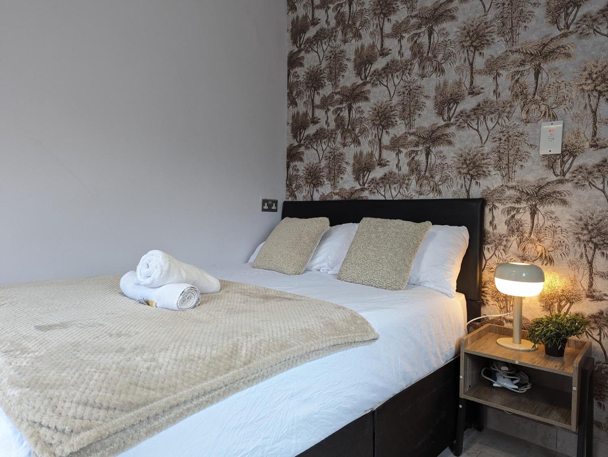 Inner-City Apartments - Basic Amenites Кардиф Екстериор снимка