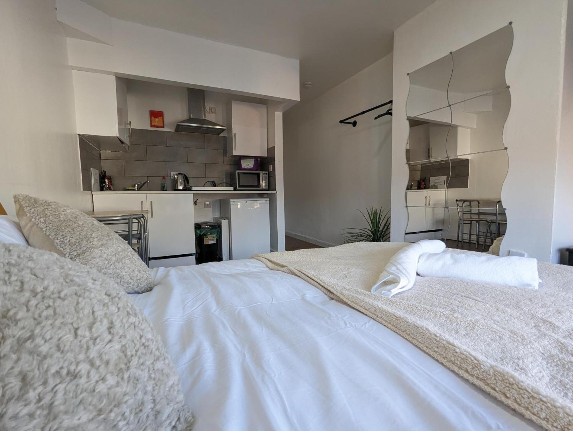 Inner-City Apartments - Basic Amenites Кардиф Екстериор снимка