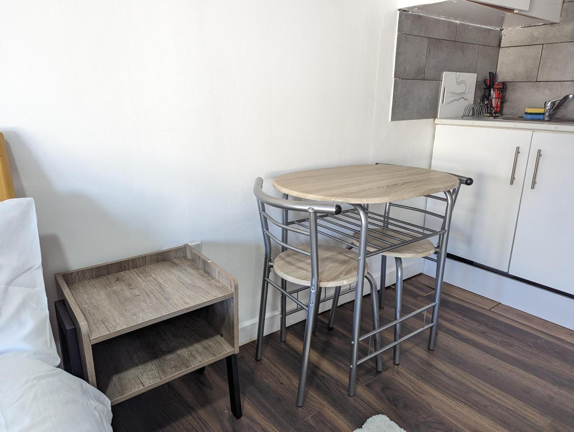 Inner-City Apartments - Basic Amenites Кардиф Екстериор снимка
