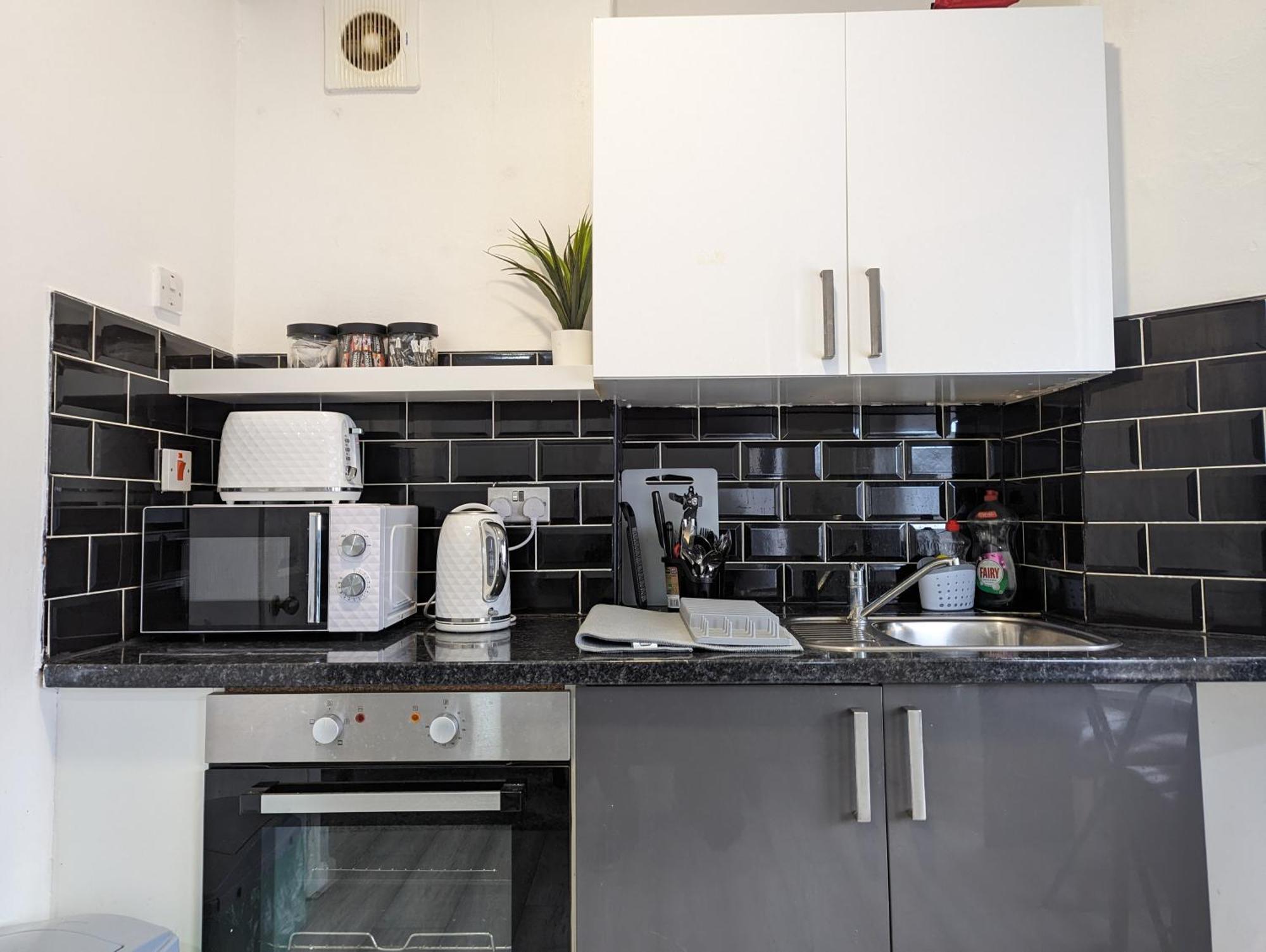 Inner-City Apartments - Basic Amenites Кардиф Екстериор снимка