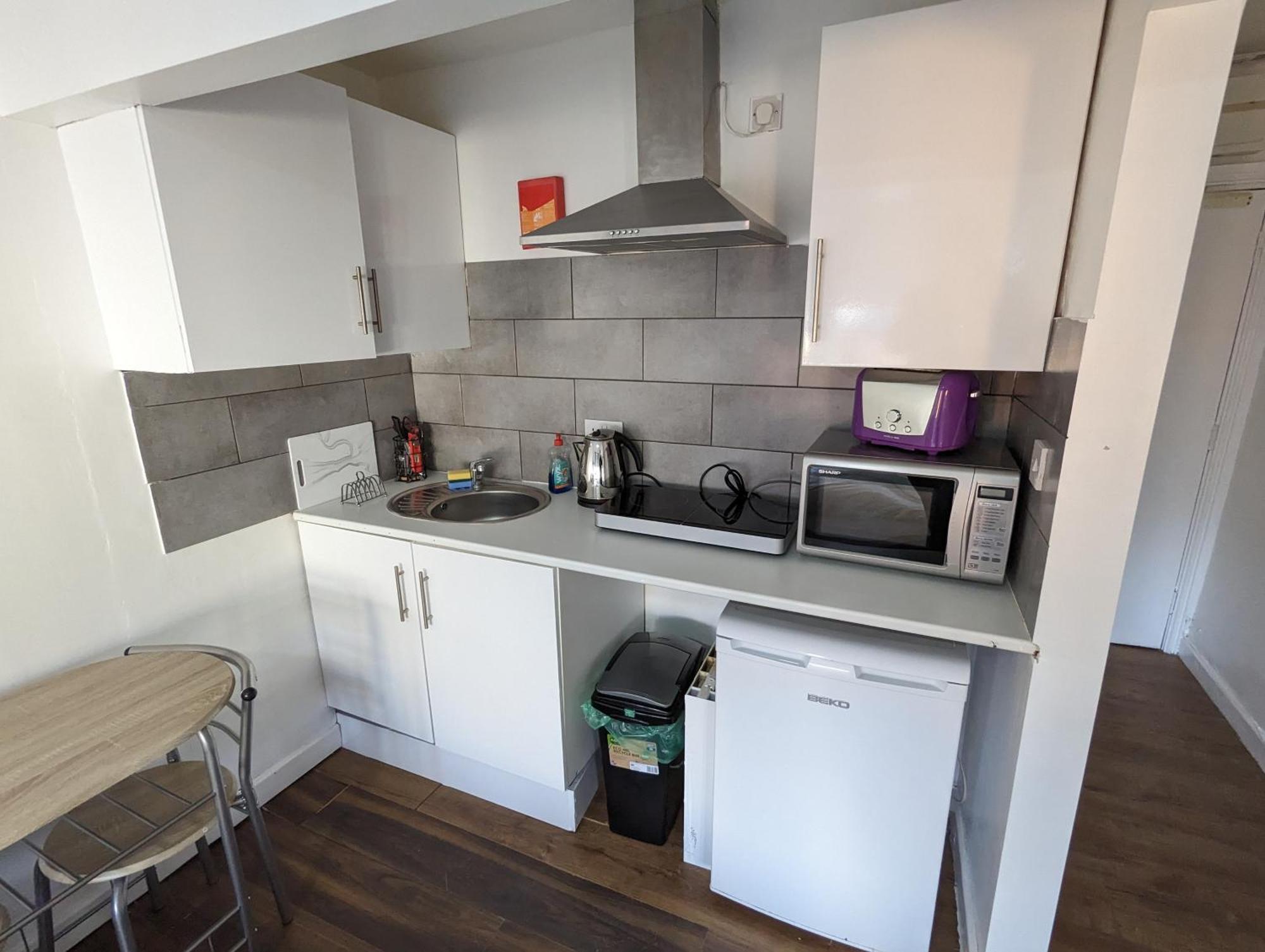 Inner-City Apartments - Basic Amenites Кардиф Екстериор снимка