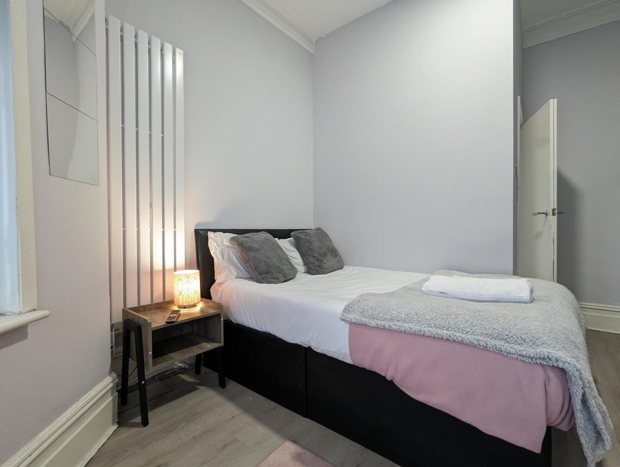 Inner-City Apartments - Basic Amenites Кардиф Екстериор снимка