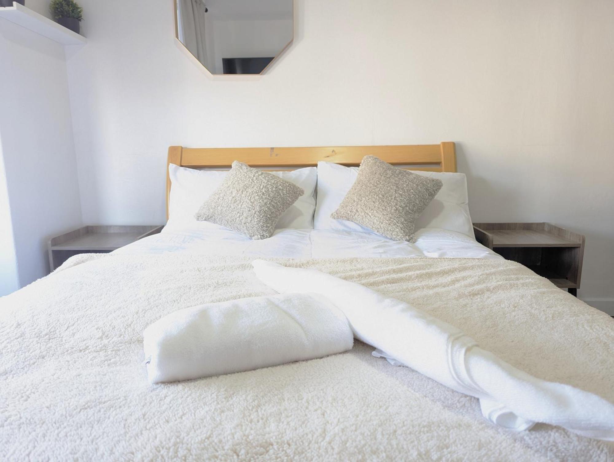 Inner-City Apartments - Basic Amenites Кардиф Екстериор снимка