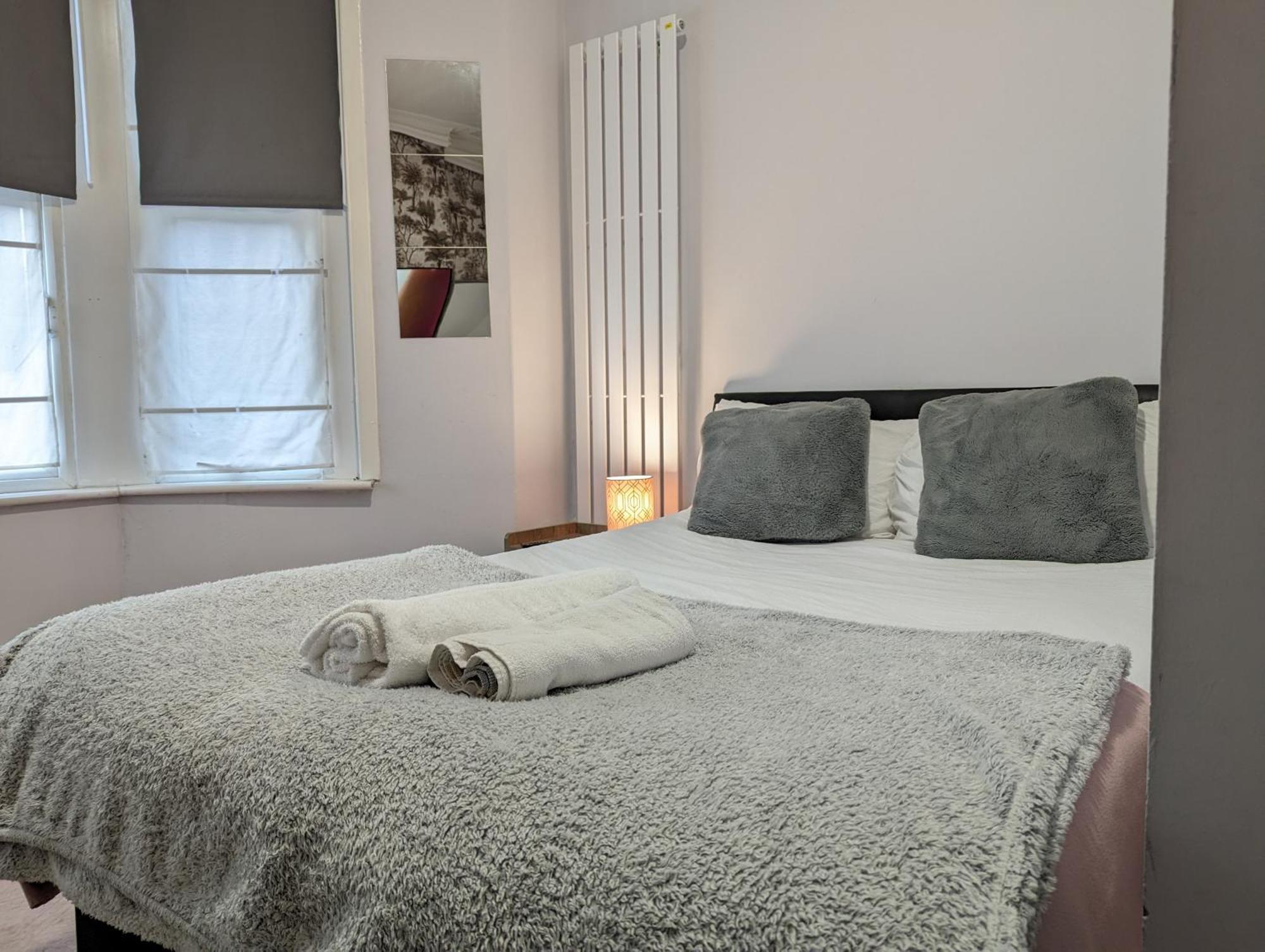Inner-City Apartments - Basic Amenites Кардиф Екстериор снимка