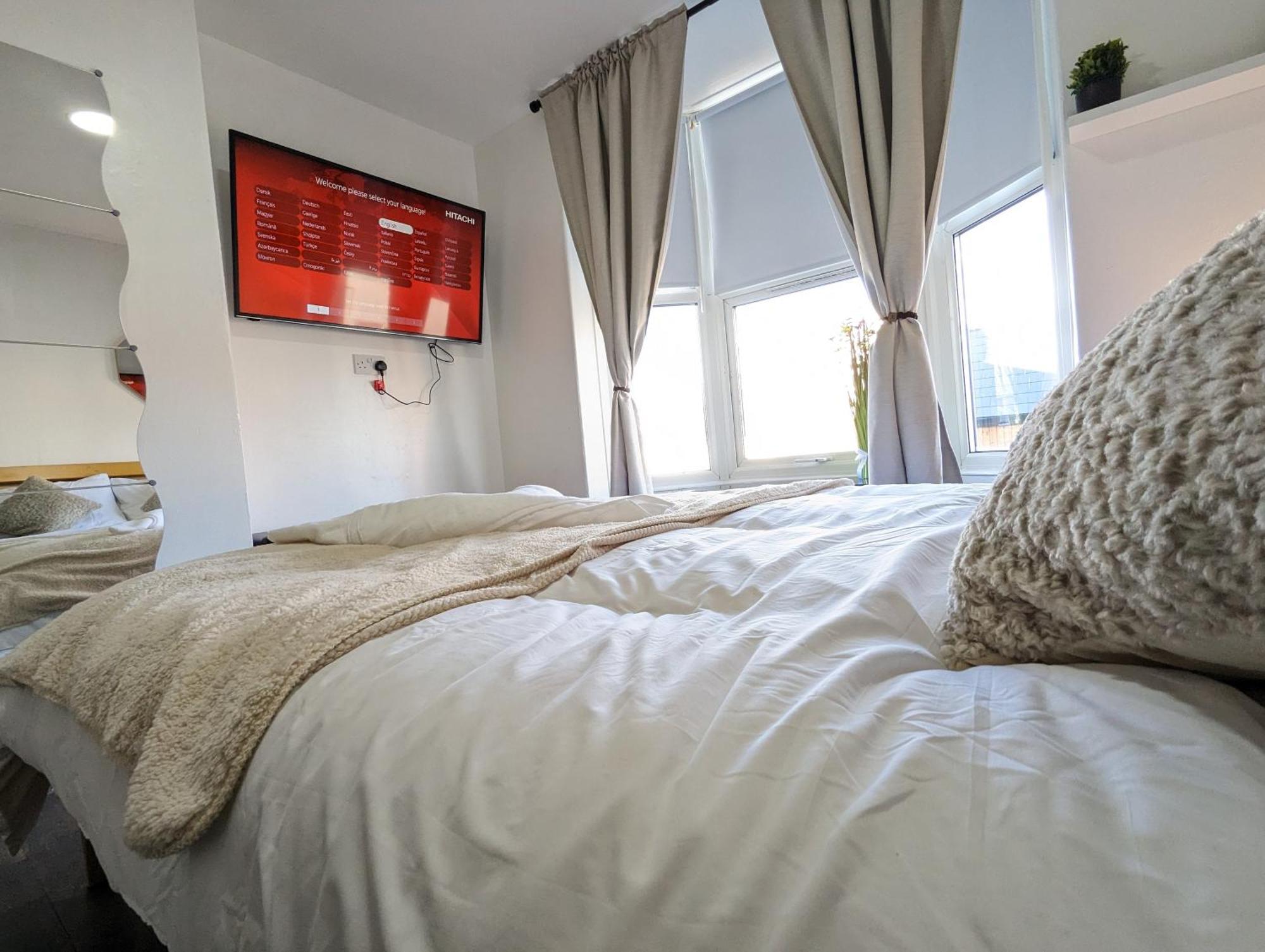 Inner-City Apartments - Basic Amenites Кардиф Екстериор снимка