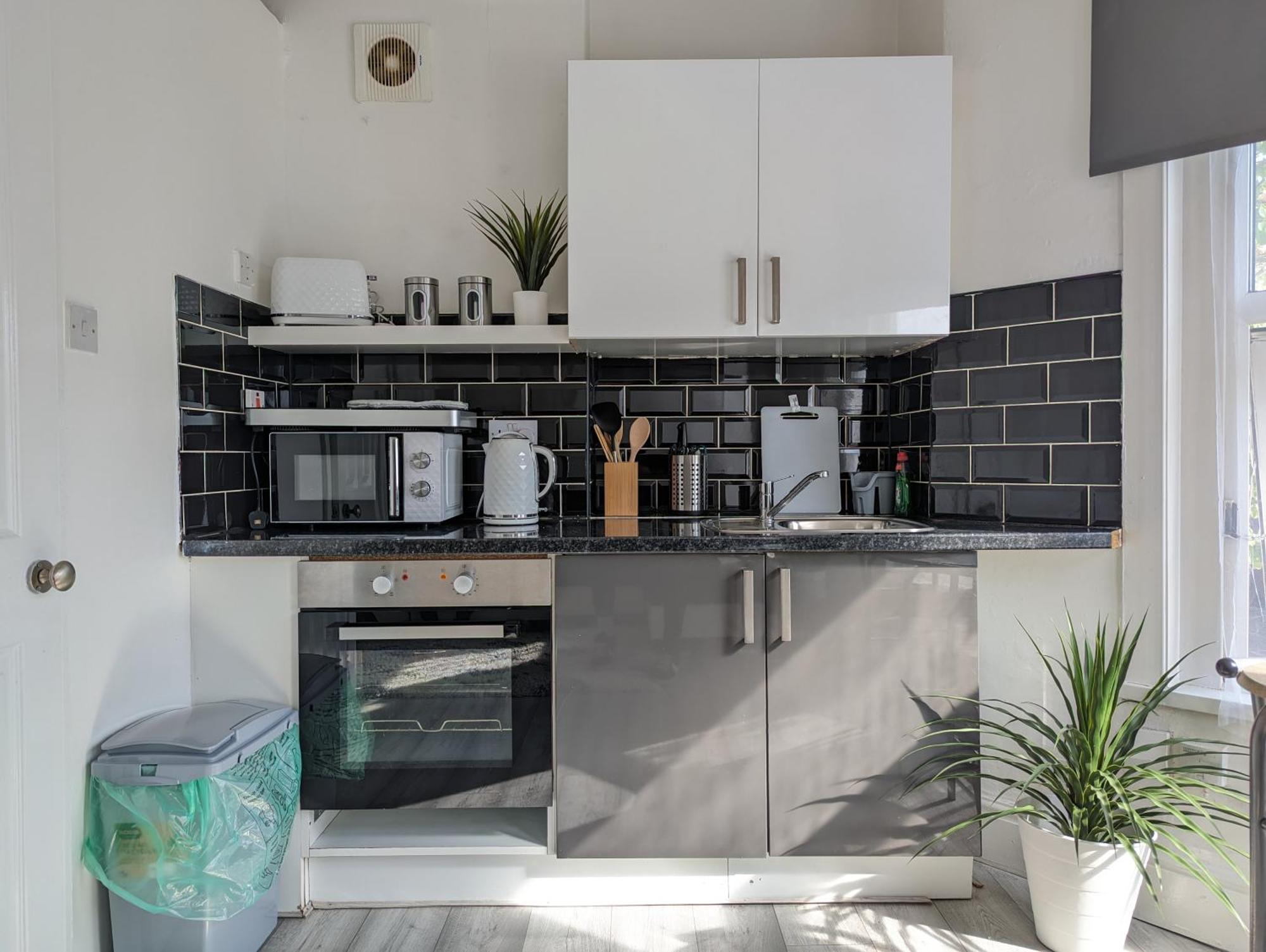 Inner-City Apartments - Basic Amenites Кардиф Екстериор снимка