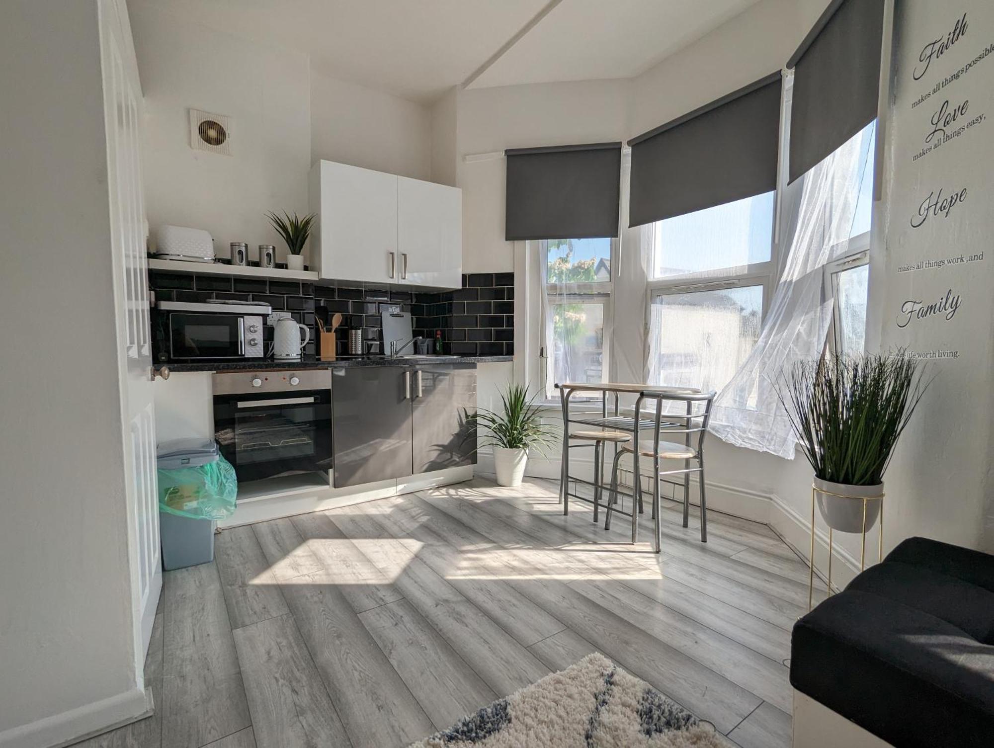 Inner-City Apartments - Basic Amenites Кардиф Екстериор снимка