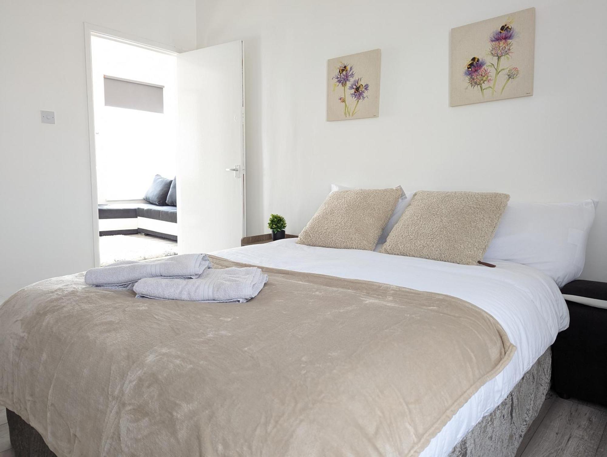 Inner-City Apartments - Basic Amenites Кардиф Екстериор снимка