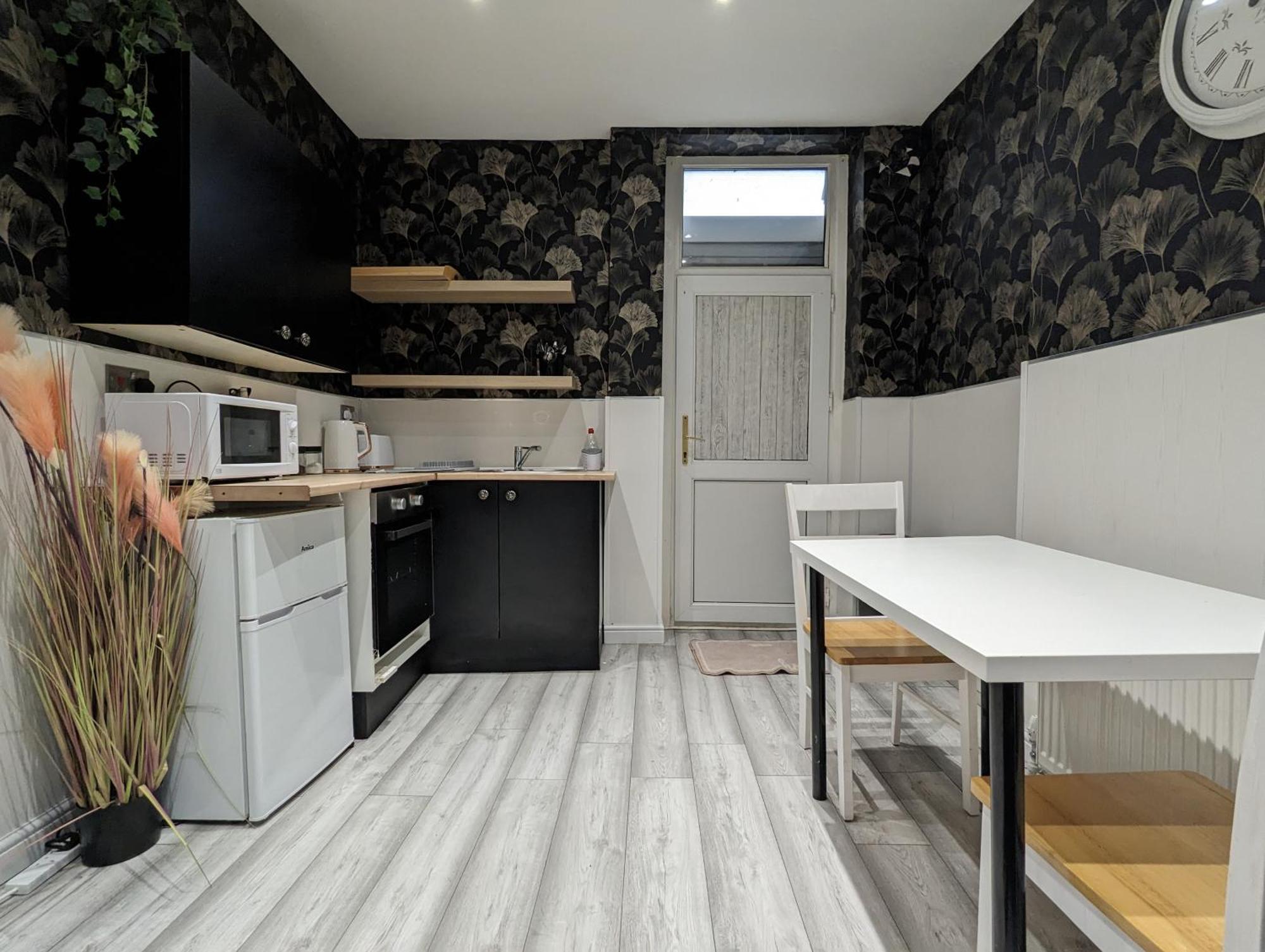 Inner-City Apartments - Basic Amenites Кардиф Екстериор снимка