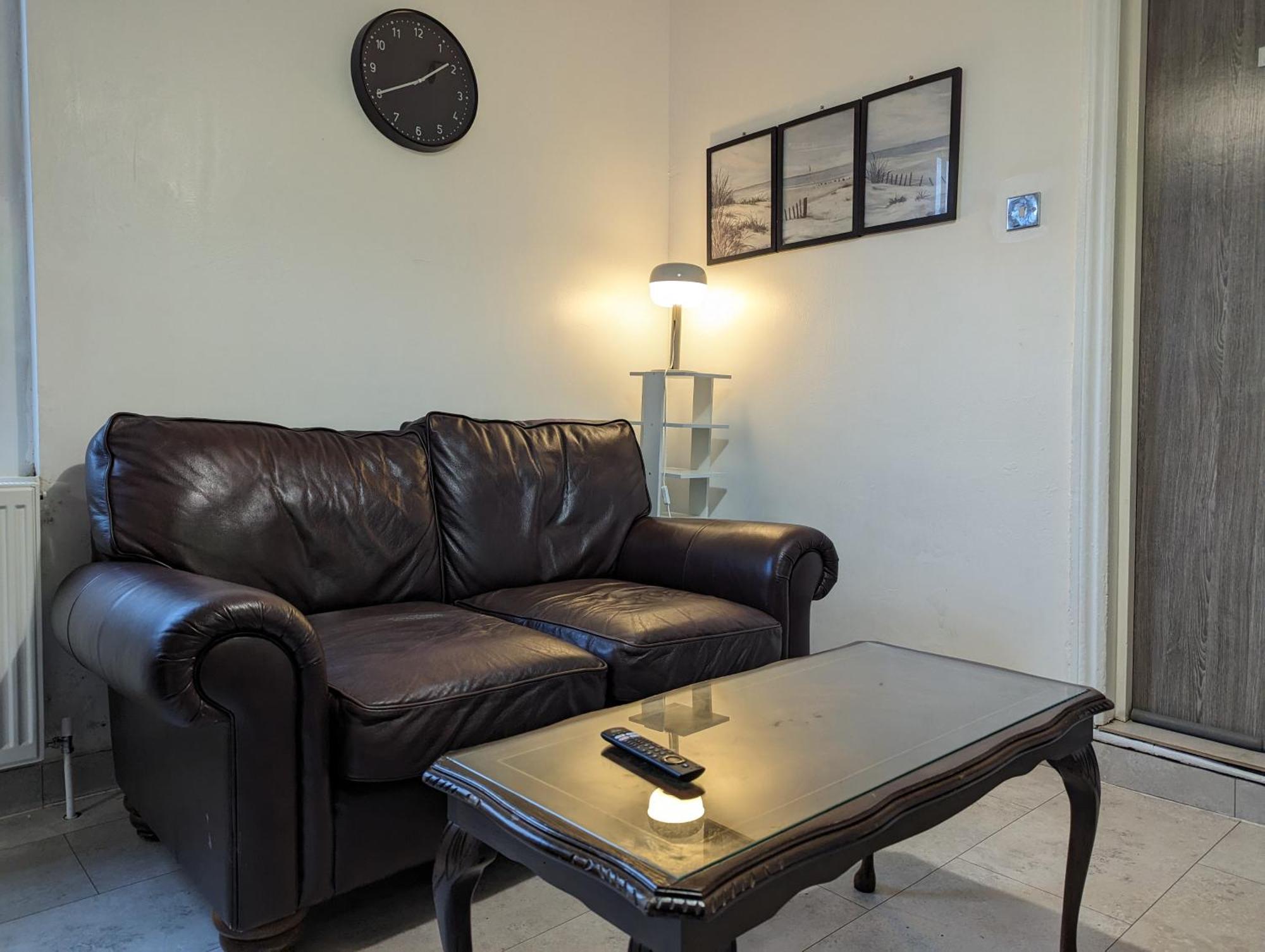Inner-City Apartments - Basic Amenites Кардиф Екстериор снимка