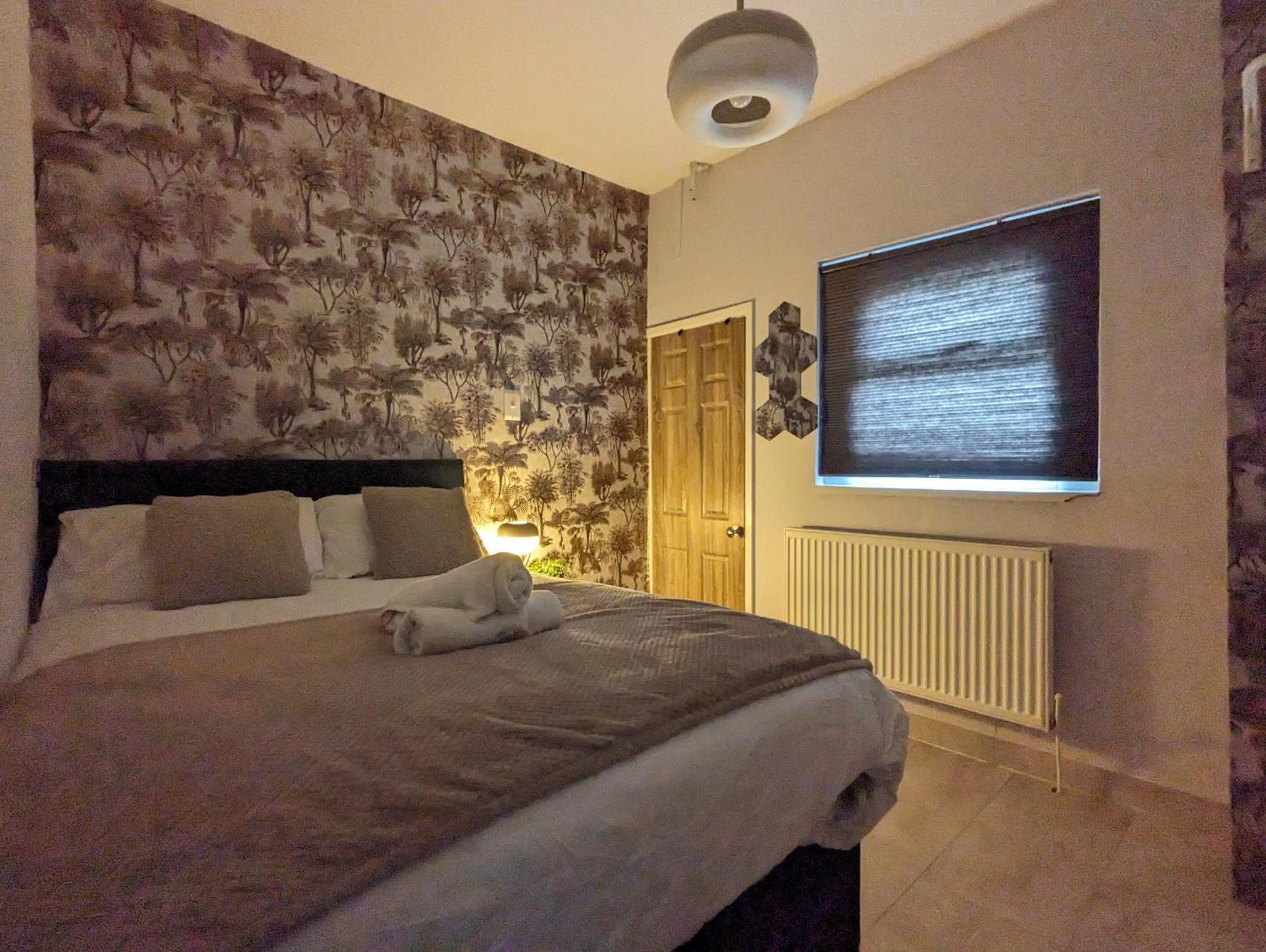 Inner-City Apartments - Basic Amenites Кардиф Екстериор снимка