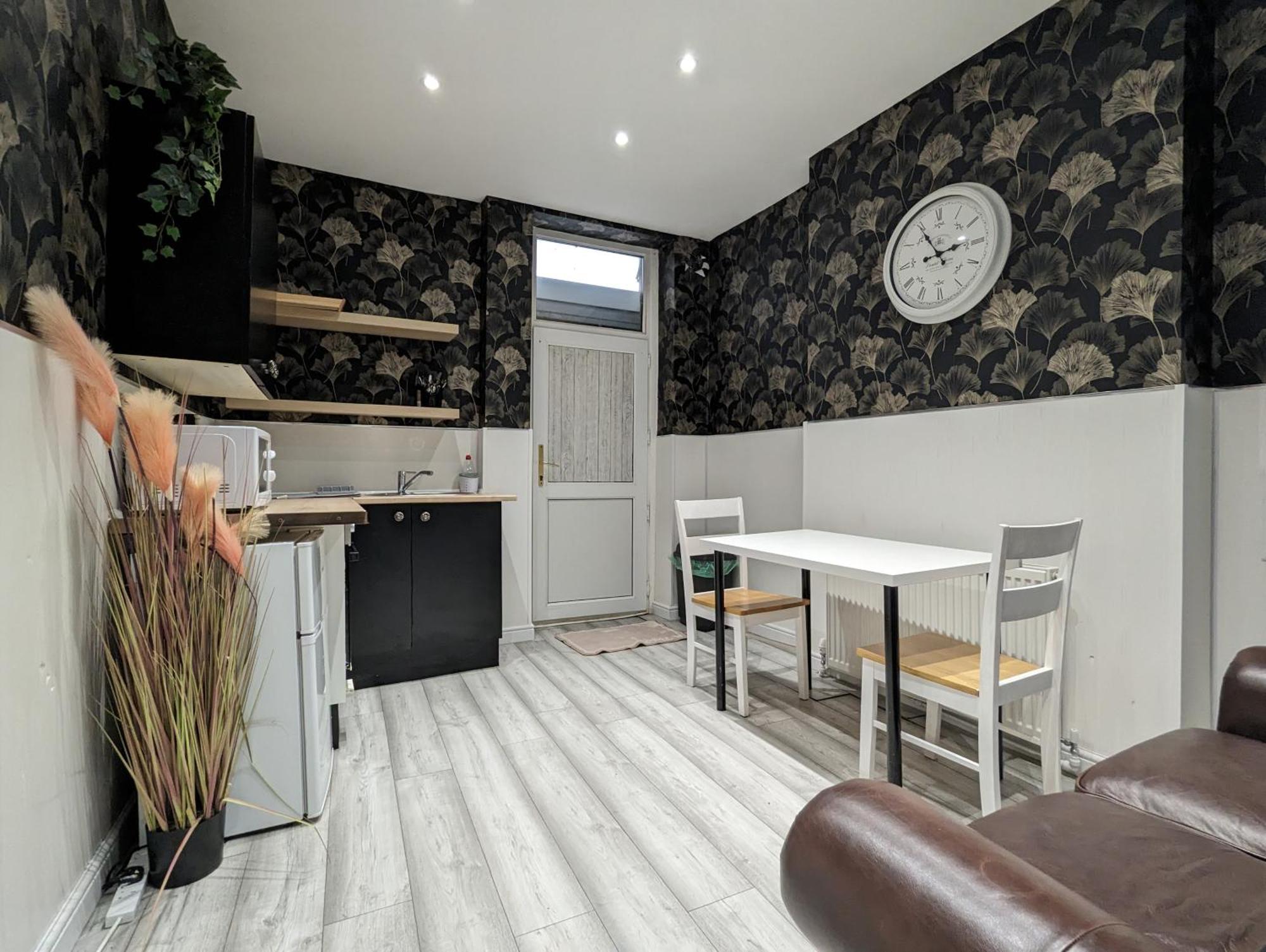Inner-City Apartments - Basic Amenites Кардиф Екстериор снимка
