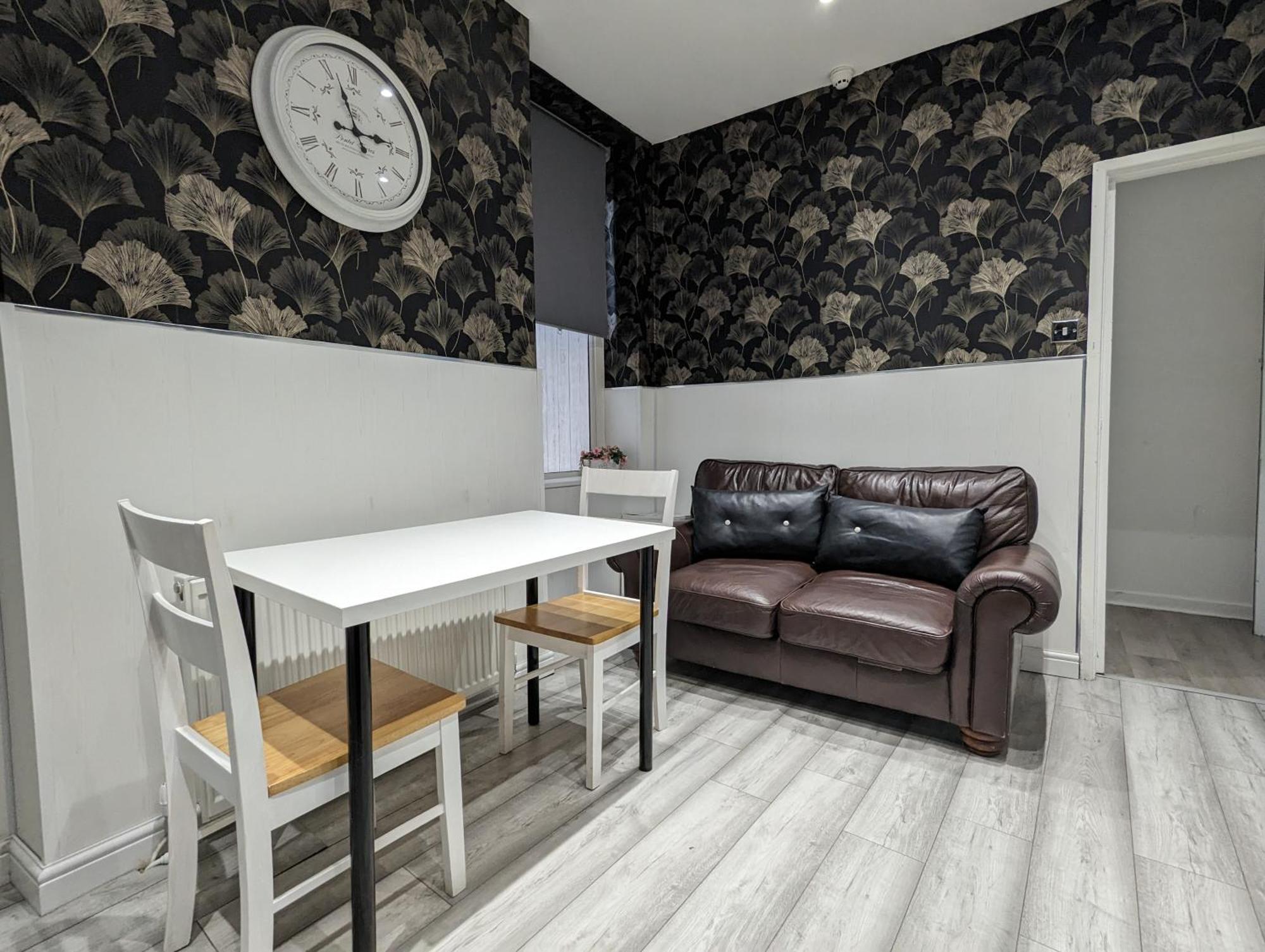 Inner-City Apartments - Basic Amenites Кардиф Екстериор снимка