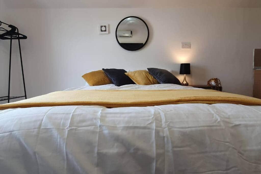 Inner-City Apartments - Basic Amenites Кардиф Екстериор снимка